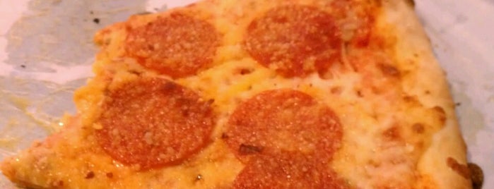 Portofino Pizza And Pasta is one of Tempat yang Disukai Lindsey.