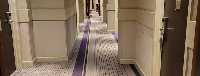 Premier Inn London Holborn is one of Londra.