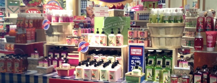 Bath & Body Works is one of สถานที่ที่ Ivan ถูกใจ.