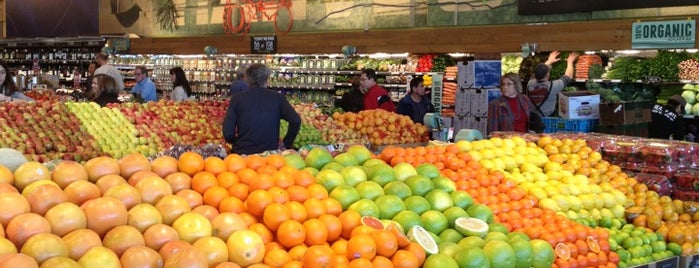 Whole Foods Market is one of Tempat yang Disukai M..