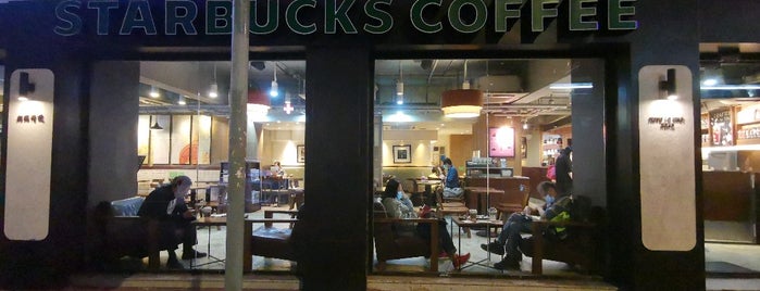 Starbucks is one of Orte, die Wesley gefallen.
