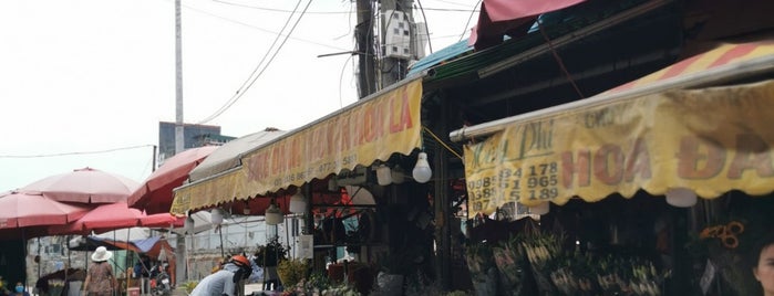Chợ Hoa Nghi Tàm is one of Địa điểm phải tới khi ở Hà Nội.