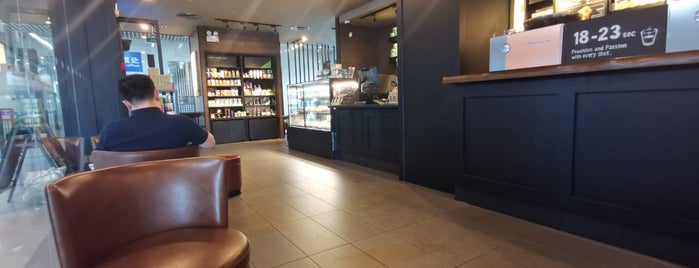 Starbucks is one of Lieux qui ont plu à N.