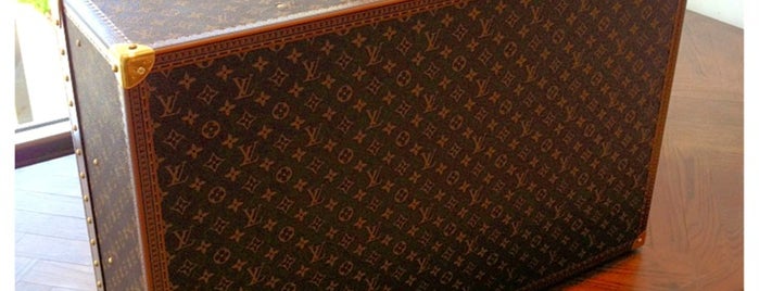 Louis Vuitton is one of Lieux qui ont plu à 💋Meekrz💋.