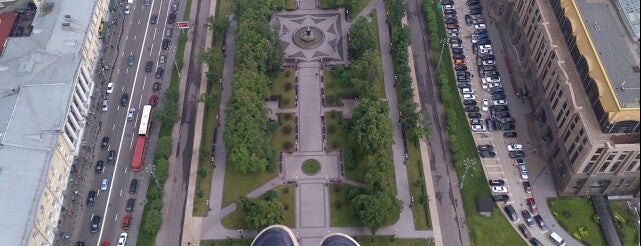 Шпиль высотки на Кудринской площади is one of Locais salvos de Denis.