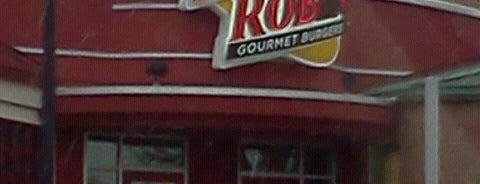 Red Robin Gourmet Burgers and Brews is one of Tempat yang Disukai Lynn.