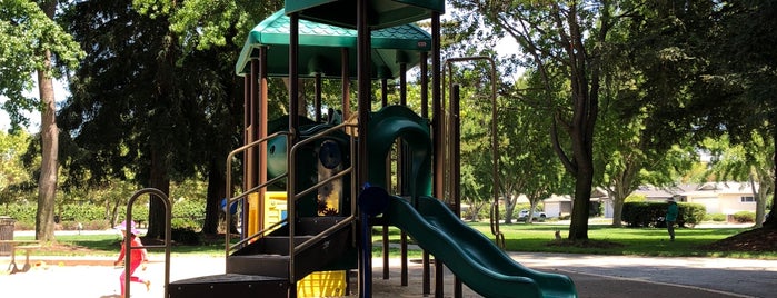 Red Park Playground is one of Uh.