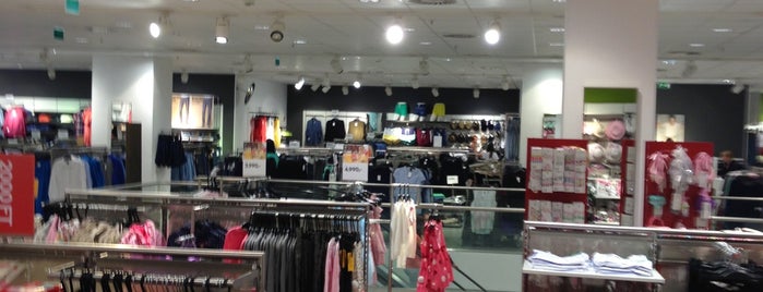 H&M is one of สถานที่ที่ Zoltán ถูกใจ.