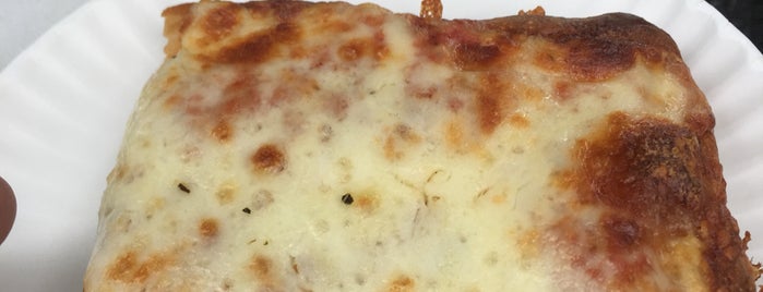 Edison Pizza & Italian Restaurant is one of Lizzieさんの保存済みスポット.