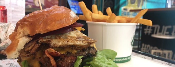 Burger Love is one of Andrea : понравившиеся места.