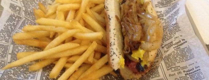 Chicago Burger is one of Lieux qui ont plu à Carolina.