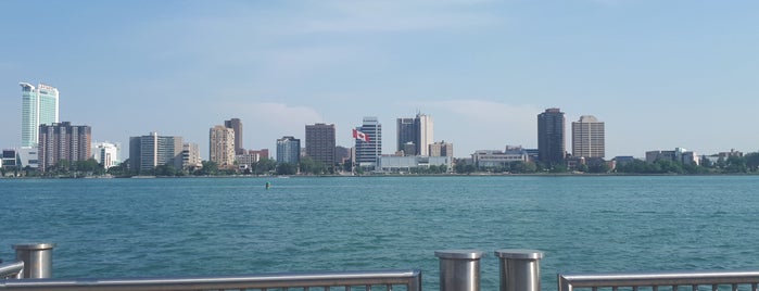 Detroit RiverWalk is one of Orte, die Carolina gefallen.