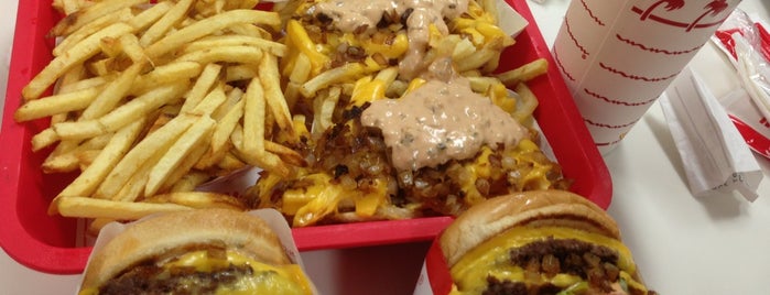 In-N-Out Burger is one of Locais curtidos por Moe.