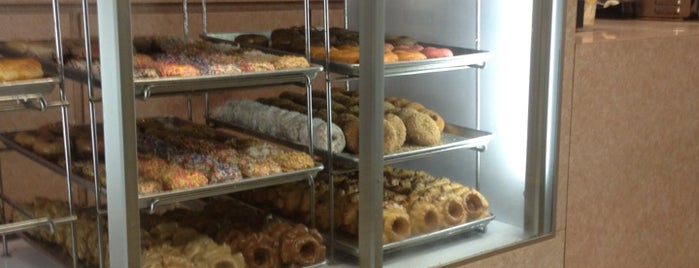 Chuck's Donuts is one of Tempat yang Disukai Nnenniqua.