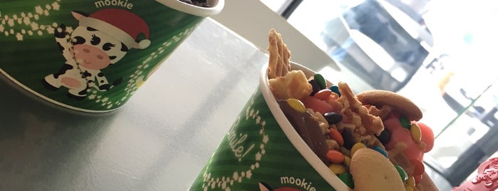 Menchie's is one of Lugares favoritos de Steve.