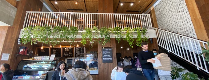 Semicolon Cafe is one of Lugares favoritos de Daouna.