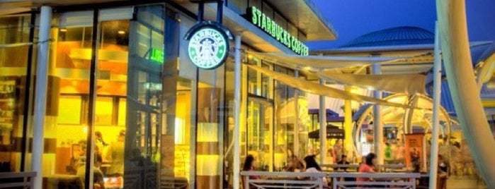 Starbucks is one of Locais curtidos por Gina.