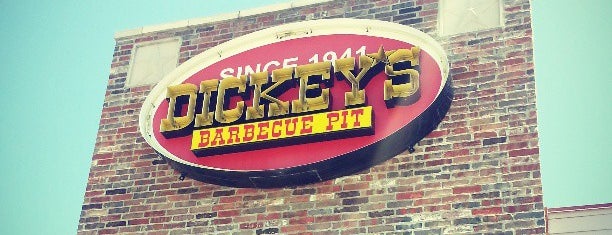 Dickey's Barbecue Pit is one of Lugares favoritos de Mary.