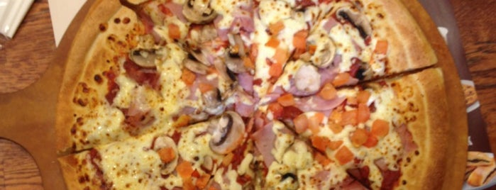 Pizza Hut is one of Locais curtidos por Jean-Alexis.