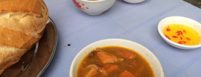 Phá Lấu Quận 4 is one of For Foodie in Saigon.