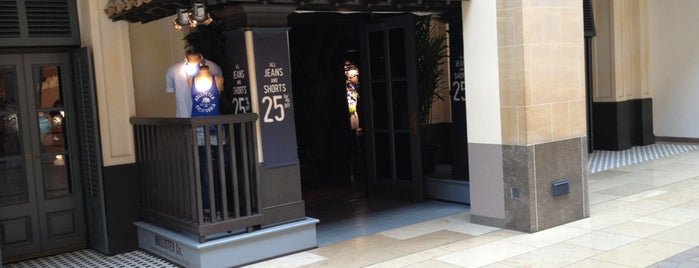 Hollister Co. is one of สถานที่ที่ Callum ถูกใจ.