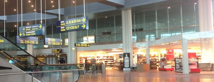Aeroporto de Copenhaga (CPH) is one of Locais curtidos por Tomek.