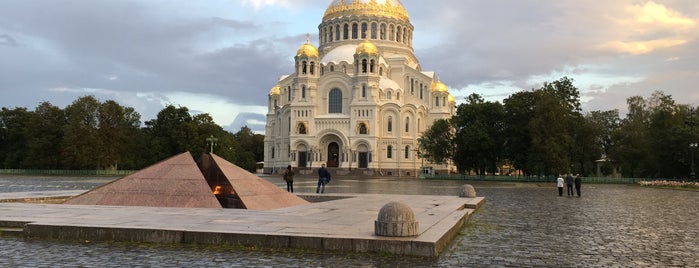 Kronstadt Naval Cathedral is one of สถานที่ที่ Victoria ถูกใจ.