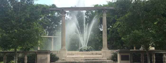 Popp Fountain is one of Tempat yang Disukai Genny.