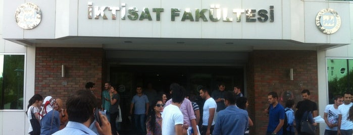 İktisat Fakültesi is one of สถานที่ที่ Tuna ถูกใจ.