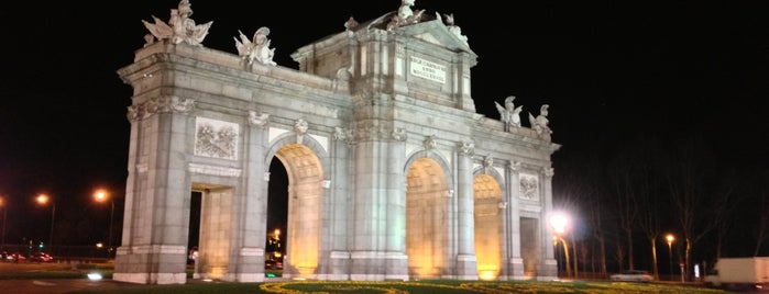 Puerta de Alcalá is one of Madrid - que visitar.