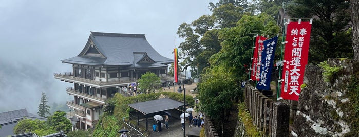 Kumano Nachi Taisha is one of 長い石段や山の上にある寺社.