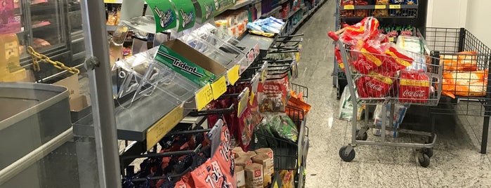 DIA Supermercado is one of Lugares favoritos de Henrique.