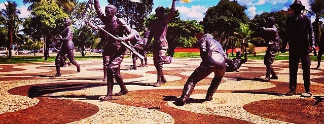 Memorial Coluna Prestes is one of สถานที่ที่ Zé Renato ถูกใจ.