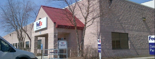 FedEx Ship Center is one of Lugares favoritos de Nadine.