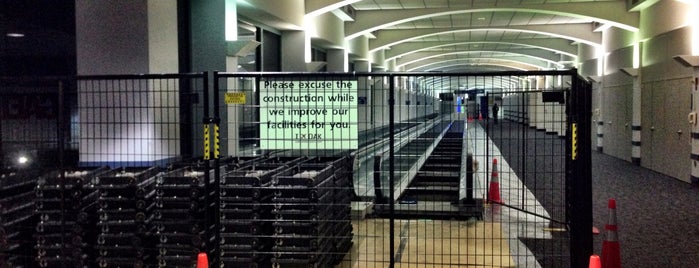 The Moving Walkway is one of Locais curtidos por Paul.