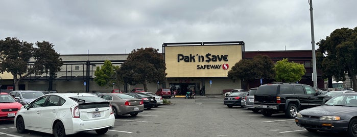 Safeway is one of Spoonさんのお気に入りスポット.