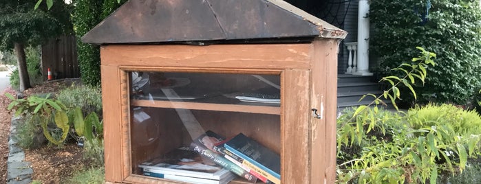 Hallcyon Little Free Library is one of Seanさんの保存済みスポット.