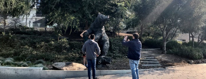 Fight For California! Golden Bear Sculpture is one of Lugares favoritos de Jacqueline.