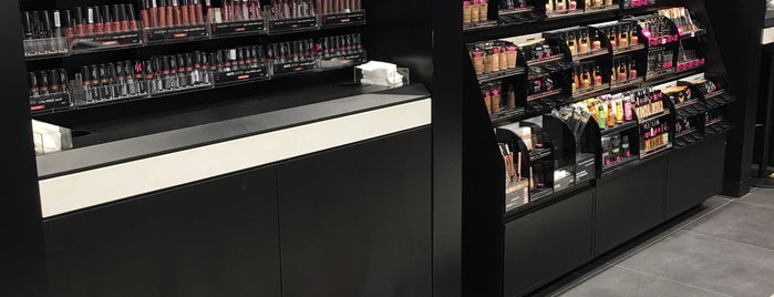 NYX Professional Makeup is one of Noufさんのお気に入りスポット.