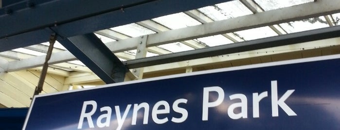 Raynes Park Railway Station (RAY) is one of Lieux qui ont plu à Worldbiz.