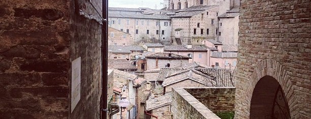 Urbino is one of Italia.