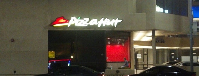 Pizza Hut is one of Lugares favoritos de Simon.