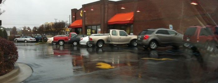 Bojangles' Famous Chicken 'n Biscuits is one of Lugares favoritos de Ross.