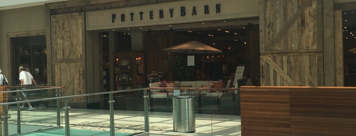 Pottery Barn is one of Mikeさんのお気に入りスポット.