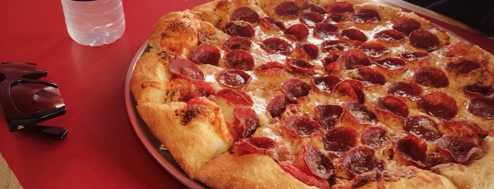 Rovente Pizza is one of Lugares guardados de Nick.