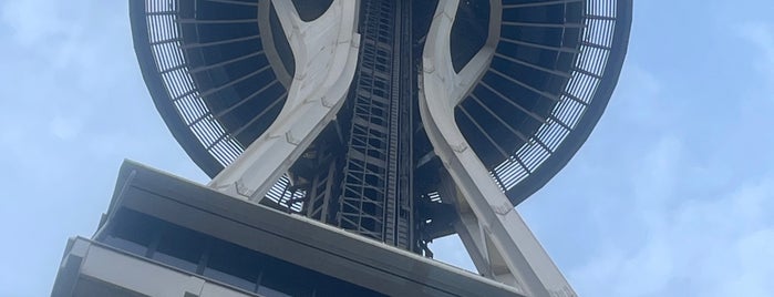 Space Needle: Observation Deck is one of Locais curtidos por Moe.