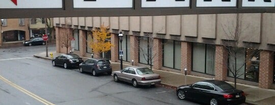 Walnut St. Parking Garage is one of Lugares favoritos de Chris.