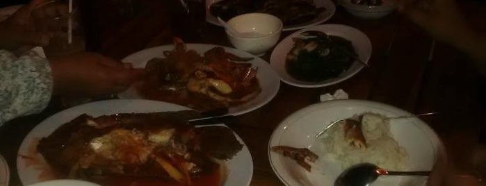 Nelayan Seafood Restaurant, Ketapang, Banyuwangi is one of Posti che sono piaciuti a Gianluca.