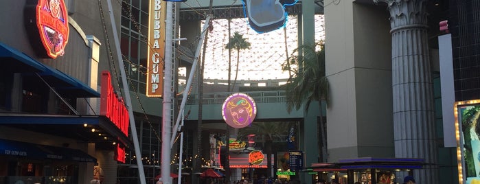 Universal Studios Hollywood Globe and Fountain is one of Lugares favoritos de Faris.