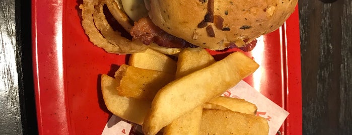 Red Robin Gourmet Burgers and Brews is one of Locais curtidos por Kelly.